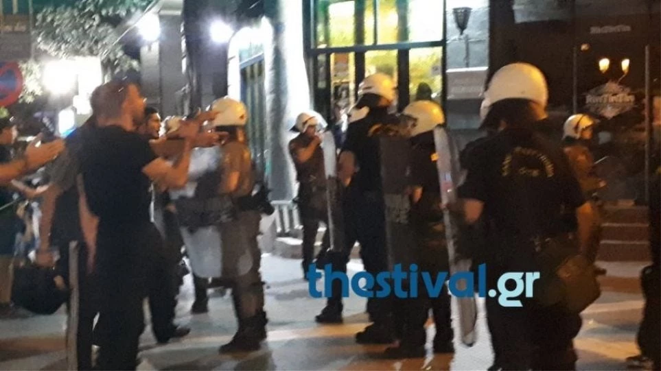 Ένταση στην πορεία για τη Μακεδονία στο κέντρο της Θεσσαλονίκης – Καθημερινές αντιδράσεις κατά της συμφωνίας (Βίντεο)